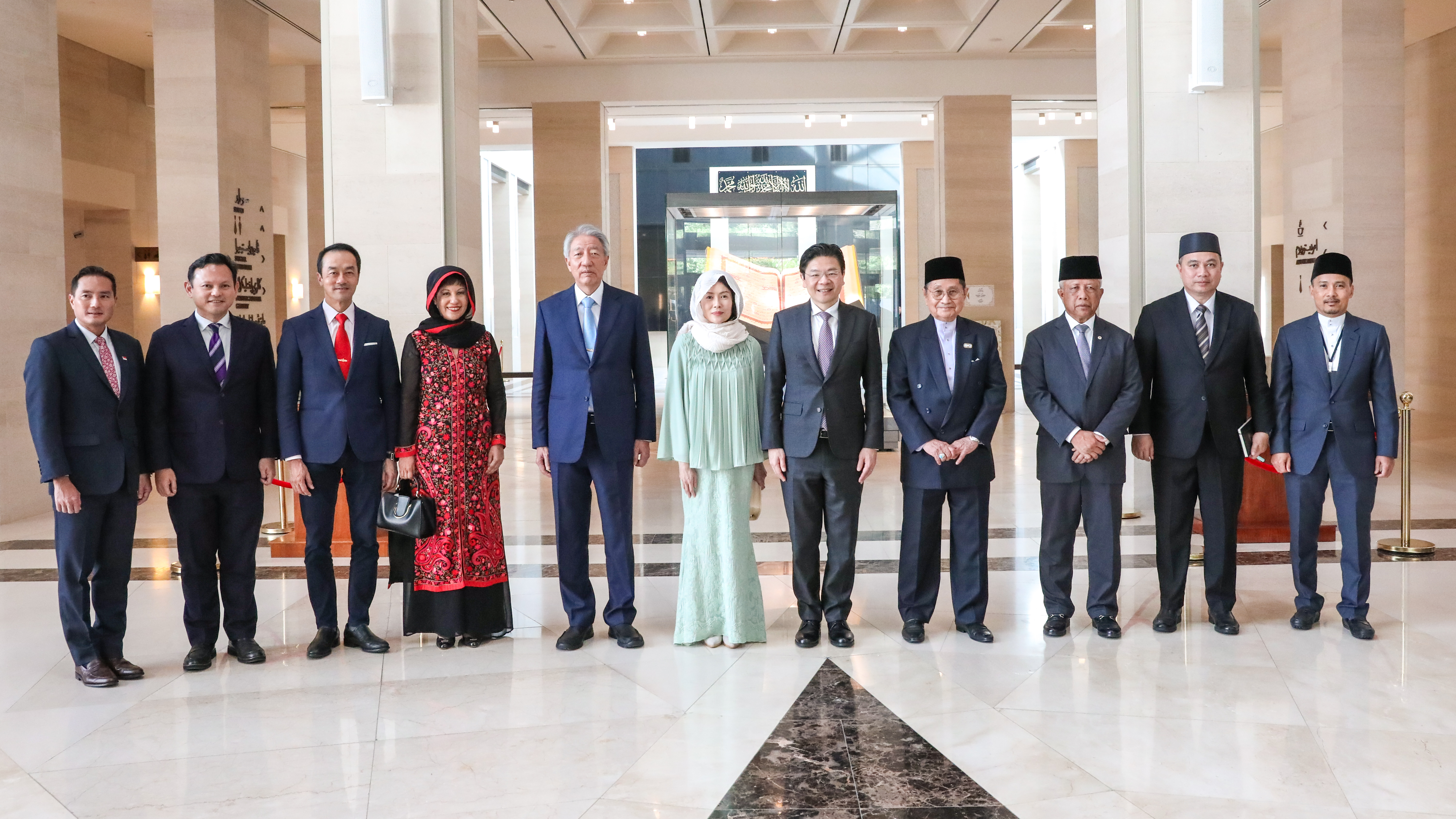 http://www.bkishhb-en.gov.bn/SiteCollectionImages/DEPUTY%20PRIME%20MINISTER%20AND%20MINISTER%20FOR%20FINANCE%20OF%20THE%20REPUBLIC%20OF%20SINGAPORE.jpg