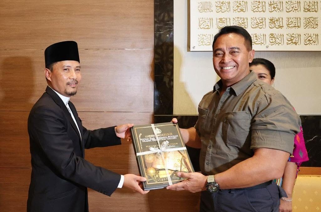 Former TNI Commander Visits Balai Khazanah Islam Sultan Haji Hassanal Bolkiah
